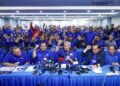 PENGERUSI BN, Datuk Seri Ahmad Zahid Hamidi bersama kepemimpinan tertinggi dan penyokong bersorak selepas memenangi PRN Johor ke-16 di Badan Perhubungan UMNO Johor, kelmarin.
