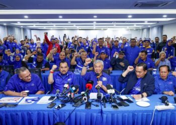 PENGERUSI BN, Datuk Seri Ahmad Zahid Hamidi bersama kepemimpinan tertinggi dan penyokong bersorak selepas memenangi PRN Johor ke-16 di Badan Perhubungan UMNO Johor, kelmarin.