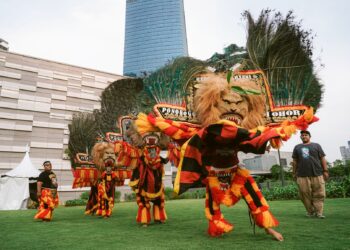 Keunikan Singa Barong terserlah menerusi topeng harimau gergasi yang dihiasi ratusan bulu merak, sekali gus menampilkan sosok perkasa.
