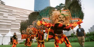 Keunikan Singa Barong terserlah menerusi topeng harimau gergasi yang dihiasi ratusan bulu merak, sekali gus menampilkan sosok perkasa.