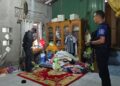 ANGGOTA pasukan keselamatan memeriksa sebuah rumah di Mukim Phai Wan, Daerah Tak Bai, Thailand yang membawa kepada penahan seorang lelaki disyaki terbabit dalam pengeboman yang mencederakan dua rakyat Malaysia, Isnin lalu. – IHSAN ISCO4
