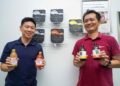 JOSEPH Poh (kiri) bersama Pengasas Bersama dan Ketua Pegawai Operasi WonderBrew, Loke Boon Eng ketika ditemui premis WonderBrew di Bandar Sunway, Selangor, di sini, baru-baru ini. – UTUSAN/ MOHD FARIZWAN HASBULLAH