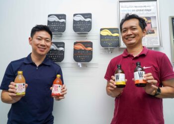 JOSEPH Poh (kiri) bersama Pengasas Bersama dan Ketua Pegawai Operasi WonderBrew, Loke Boon Eng ketika ditemui premis WonderBrew di Bandar Sunway, Selangor, di sini, baru-baru ini. – UTUSAN/ MOHD FARIZWAN HASBULLAH