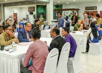 KAKITANGAN Majlis Bandaraya Seremban (MBS) ketika melakukan simulasi bagi persiapan  hari penamaan calon Pilihan Raya Negeri (PRN) Negeri Sembilan di Wisma Majlis Bandaraya Seremban, semalam.-UTUSAN/ISKANDAR ISHAK