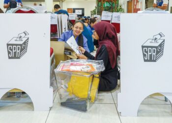 PETUGAS Suruhanjaya Pilihan Raya (SPR) melakukan persiapan akhir kit peralatan Pilihan Raya Negeri (PRN) Negeri Sembilan di Pusat Penjumlahan Rasmi Undi, Wisma Majlis Bandaraya Seremban, semalam.
