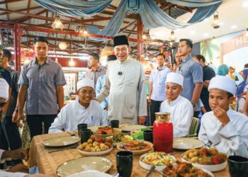 ANWAR Ibrahim beramah mesra bersama pelajar Madrasah Tahfiz Al-Fath ketika menghadiri jamuan makan tengah hari di Restoran The Rimba, Lavender Heights, Seremban, Negeri Sembilan semalam. – UTUSAN/ISKANDAR ISHAK