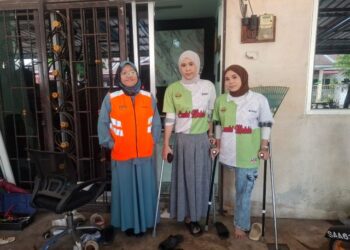 NIK Haziera Safiyya Nik Husmadi (tengah) dan Nik Haznita Safiyya menerima kunjungan wakil pegawai Jabatan Kebajikan Masyarakat (JKM) Temerloh di kdi Kampung Lebak, Temerloh, Pahang.