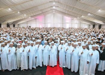 TIMBALAN Perdana Menteri, Datuk Seri Dr. Ahmad Zahid Hamidi (tengah) bersama Menteri Besar Pahang, Datuk Seri Wan Rosdy Wan Ismail (tujuh dari kiri) pada Himpunan Huffaz
Negeri Pahang 2026 di Kompleks Yayasan Pahang, Kuantan.