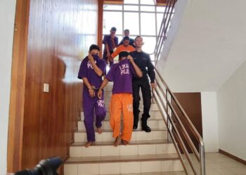 EMPAT lelaki dihadapkan ke Mahkamah Majistret Seri Manjung semalam atas pertuduhan mengedar dadah jenis methamphetamine seberat 503.20 gram, minggu lalu.