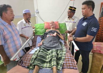 MOHD. Nazari  Sabran  (kanan) dan Mohamad Nor Tuajin (dua dari kanan) menziarahi Mat Bunor @ Mohamed Nadzri Buyong di Langkap, Pasir Salak baru-baru ini. – UTUSAN/AIN SAFRE BIDIN