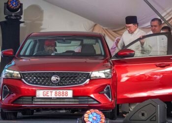ANWAR Ibrahim menyempurnakan pelepasan pada Majlis Peluncuran Pembaharuan Teksi Madani Nasional di Dataran Merdeka, Kuala Lumpur, semalam.