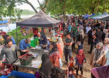 SUASANA Pasar Pagi Bira Sungai yang dibanjiri pengunjung bagi mendapatkan barangan keperluan harian di Kampung Pantai Ali, Hulu Terengganu, Terengganu. – UTUSAN/PUQTRA HAIRRY