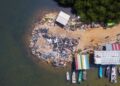 PANDANGAN atas timbunan sampah berhampiran jeti nelayan yang berlaku akibat sistem kutipan tidak efisien sejak beberapa tahun lalu semasa pendedahan Utusan Malaysia di Kampung Baru, Pulau Redang, Terengganu, baru-baru ini.