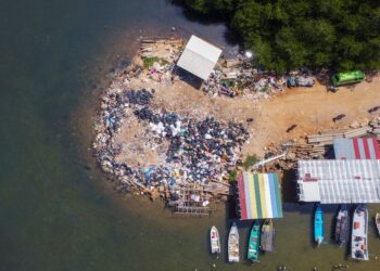 PANDANGAN atas timbunan sampah berhampiran jeti nelayan yang berlaku akibat sistem kutipan tidak efisien sejak beberapa tahun lalu semasa pendedahan Utusan Malaysia di Kampung Baru, Pulau Redang, Terengganu, baru-baru ini.