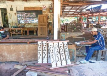 MOHD. Ayub Che Mat melakukan kerja-kerja mengukir kayu di bengkelnya di Kampung Anak Ikan, Besut, Terengganu. – MINGGUAN/PUQTRA HAIRRY