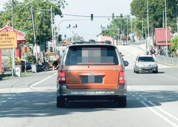 Van jenazah bergerak dari Hospital Melaka menuju ke Taman Keramat pada 13 Jun lalu. – UTUSAN/AMRAN MULUP