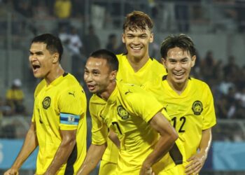 Wan Ahmad Kuzain Wan Ahmad Kamal (dua dari kiri) meraikan gol jaringannya bersama rakan sepasukan pada perlawanan Piala ASEAN 2026 menentang Laos di Stadium Bolasepak Kuala Lumpur, semalam. - UTUSAN/ FARIZ RUSADIO