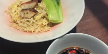 Keunikan sajian ini terletak pada teknik penyediaannya yang berbeza berbanding mi biasa.