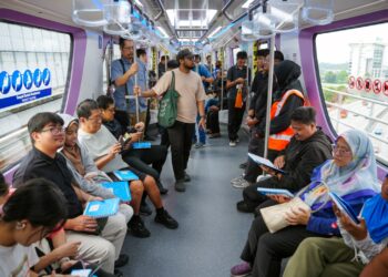 PERKHIDMATAN LRT3 menerima sambutan menggalakkan daripada orang ramai selepas memulakan operasinya kelmarin. – UTUSAN/SADDAM YUSOFF