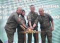 Mohd Suhaily memotong pulut kuning sempena setahun beliau memangku jawatan Ketua Pengarah AKPS.