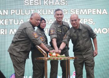 Mohd Suhaily memotong pulut kuning sempena setahun beliau memangku jawatan Ketua Pengarah AKPS.