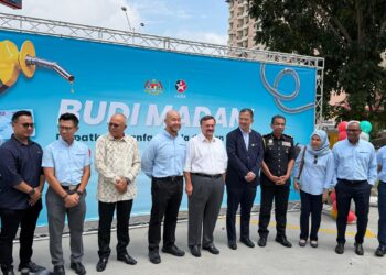 AMIR Hamzah Azizan meninjau pelaksanaan hari pertama Budi Diesel di sebuah stesen minyak di Presint 8, Putrajaya.