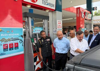 AMIR Hamzah Azizan meninjau pelaksanaan hari pertama Budi Diesel di sebuah stesen minyak di Presint 8, Putrajaya.