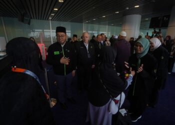 ZULKIFLI Hasan menyambut ketibaan jemaah haji pada penerbangan terakhir dari Tanah Suci bagi musim Haji 1447H/2026M di KLIA Terminal 1. - UTUSAN/FAISOL MUSTAFA