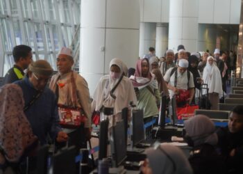 ZULKIFLI Hasan menyambut ketibaan jemaah haji pada penerbangan terakhir dari Tanah Suci bagi musim Haji 1447H/2026M di KLIA Terminal 1. - UTUSAN/FAISOL MUSTAFA