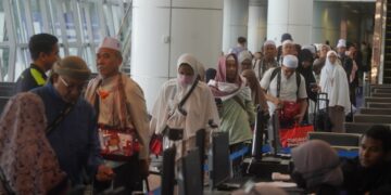 ZULKIFLI Hasan menyambut ketibaan jemaah haji pada penerbangan terakhir dari Tanah Suci bagi musim Haji 1447H/2026M di KLIA Terminal 1. - UTUSAN/FAISOL MUSTAFA