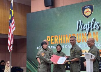 MOHD Shuhaily (dua dari kanan) menyampaikan watilah lantikan skim perkhidmatan kepada salah seorang pegawai AKPS di Putrajaya.