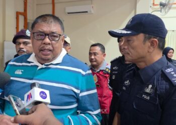 Ab. Rauf Yusoh mengadakan sidang media selepas Majlis Perasmian Penutup Latih Amal Ex-Undi PRN Ke-16 Negeri Melaka Tahun 2026 (Simulasi Ketenteraman Awam) di Dewan Datuk Kapt. (B) Haji Abdul Karim, Tanjung Bidara, malam tadi. UTUSAN/AMRAN MULUP