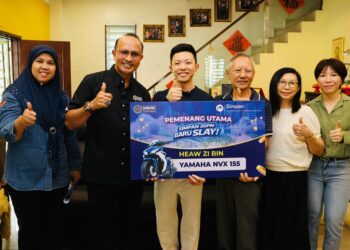 YBrs. Encik Ahmad Dasuki Abdul Majid, Ketua Eksekutif PTPTN (dua dari kiri) bergambar bersama pemenang utama Cabutan Simpan SSPN Baru Slay! Kategori Cabutan Slay 1, Encik Heaw Zi Bin (tiga dari kiri) di kediaman beliau di Seremban isnin lalu.