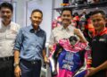 Zulfahmi (kanan) bersama Taufiq (dua kanan) dan Ketua Pegawai Eksekutif SIC, Azhan Shafriman Hanif (kiri) sewaktu melawat garaj SIC Racing di Litar Antarabangsa Sepang, hari ini. - Ihsan ZK Racing