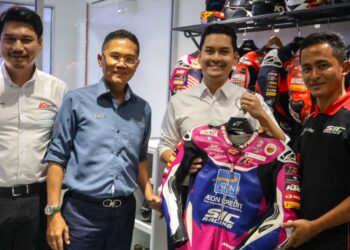 Zulfahmi (kanan) bersama Taufiq (dua kanan) dan Ketua Pegawai Eksekutif SIC, Azhan Shafriman Hanif (kiri) sewaktu melawat garaj SIC Racing di Litar Antarabangsa Sepang, hari ini. - Ihsan ZK Racing