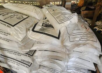 STOK baja urea granular dan sebatian NPK yang sudah diterima awal oleh pesawah padi di Sepayang, Rompin, Pahang.