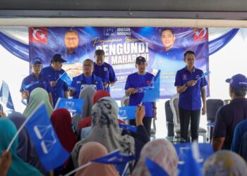 ONN Hafiz Ghazi ketika menghadiri Program Bersama Masyarakat Dewan Undangan Negeri (DUN) Maharani di Parit Raja Darat, Jalan Temenggong Ahmad, di sini hari ini.