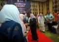 NANCY Shukri beramah mesra dengan peserta selepas Forum Konsultatif Pemerkasaan Lelaki di PICC. Putrajaya. - UTUSAN/FAISOL MUSTAFA