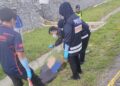 ANGGOTA polis memeriksa mayat lelaki yang ditemukan dalam keadaan meniarap di Kilometer 25 Jalan Kota Bharu-Kuala Krai, Kota Bharu, Kelantan.