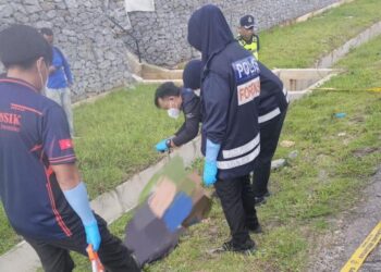 ANGGOTA polis memeriksa mayat lelaki yang ditemukan dalam keadaan meniarap di Kilometer 25 Jalan Kota Bharu-Kuala Krai, Kota Bharu, Kelantan.