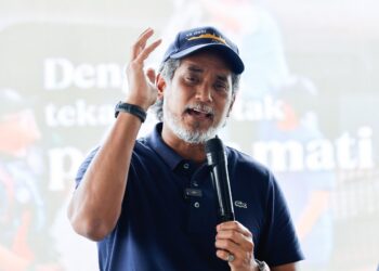 Khairy Jamaluddin pada Program Sembang Inspirasi Parit Yaani sempena PRN Johor, di Jalan Budaya Jaya, di sini hari ini, - UTUSAN/SHIDDIEQIIN ZON