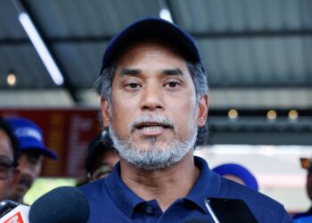 Khairy Jamaluddin pada semasa ditemui pemberita selepas Program Sembang Inspirasi Parit Yaani sempena PRN Johor, di Jalan Budaya Jaya, di sini hari ini, - UTUSAN/SHIDDIEQIIN ZON