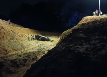 SEBUAH kereta dinaiki warga China terjunam ke dalam gaung selepas dipercayai tersalah masuk ke laluan tapak projek pembinaan pembetung yang belum dibuka kepada orang awam di Kilometer 41, Jalan Kota Bharu-Kuala Krai, Machang, Kelantan.-IHSAN POLIS.