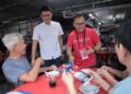 Jalex Lee En Xiang ketika menyantuni pengundi sempena PRN Johor.