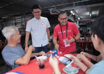 Jalex Lee En Xiang ketika menyantuni pengundi sempena PRN Johor.