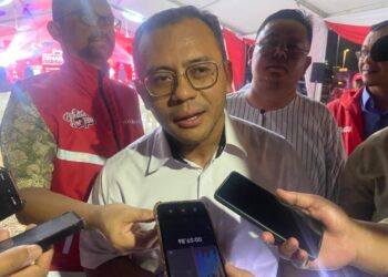 AMIRUDIN Shari ketika ditemui pemberita selepas selepas Jelajah Johor ke Depan, Undi Harapan di tanah lapang bersebelahan McDonald’s Simpang Renggam, di sini hari ini.