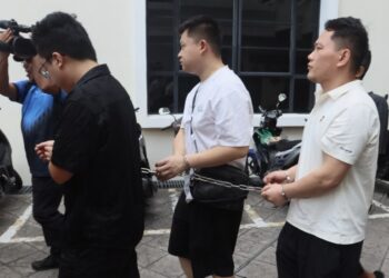 TIGA lelaki warga China mengaku bersalah kerana berjudi di sebuah rumah perjudian terbuka ketika dihadapkan ke Mahkamah Majistret George Town, Pulau Pinang hari ini.-UTUSAN/DANIAL SAAD