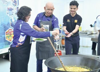 (Dari kiri) Ketua Pengarh Jabatan Pendidikan Tinggi Datuk Dr. Azlinda Azman bersama Naib Canselor UUM Prof. Dr. Ahmad Martadha Mohamed dan Yang Dipertua (YDP) Majlis Perwakilan Pelajar (MPP), Universiti Utara Malaysia (UUM) Muhammad Syahmi Iman Muhammad Rezal menyediakan juadah makanan untuk pelajar-pelajar menerusi Program Dapur Siswa.