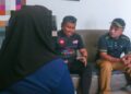 AMIRUL Syahir Musa (tengah) bertemu Intan yang bersuamikan lelaki Rohingya yang ditahan di Depot Imigresen Belantik, Sik sejak Oktober tahun lalu.