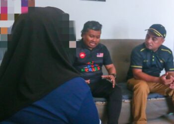 AMIRUL Syahir Musa (tengah) bertemu Intan yang bersuamikan lelaki Rohingya yang ditahan di Depot Imigresen Belantik, Sik sejak Oktober tahun lalu.